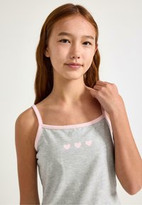 Szary top na ramiączkach z cienkimi różowymi paskami, z trzema różowymi wzorami serc nadrukowanymi z przodu. Gładka tkanina, prosty design.