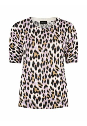 Korte mouwen gebreid top met bruin, zwart en wit luipaardprint op een licht lavendelkleurige achtergrond, ronde halslijn en geribbelde zoom.