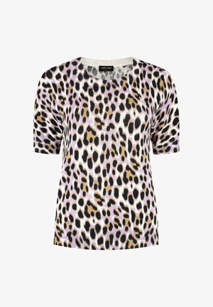 Korte mouwen gebreid top met bruin, zwart en wit luipaardprint op een licht lavendelkleurige achtergrond, ronde halslijn en geribbelde zoom.