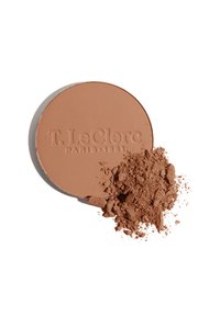 Puder-Bronzer in einer runden Pfanne, hellbraune Farbe mit einer glatten Textur. Ein wenig Puder ist herausgefallen und zeigt eine feine, lockere Konsistenz.