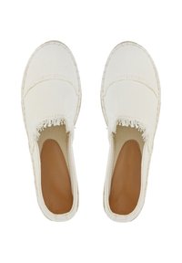 Weiße Stoff-Slipper mit ausgefransten Kanten, braunen Lederinnen-sohlen und einer strukturierten Gummisohle. Minimalistisches Design mit subtilen Nähten.