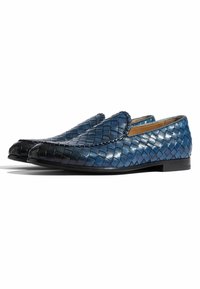 Mocasines de cuero azul trenzado con un diseño elegante, suela plana negra y un patrón texturizado en la parte superior. Sin herrajes visibles.