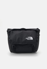 Borsa a tracolla nera realizzata in materiale resistente, con chiusura a pattina, logo argento, spallacci regolabili e design elegante e minimalista.