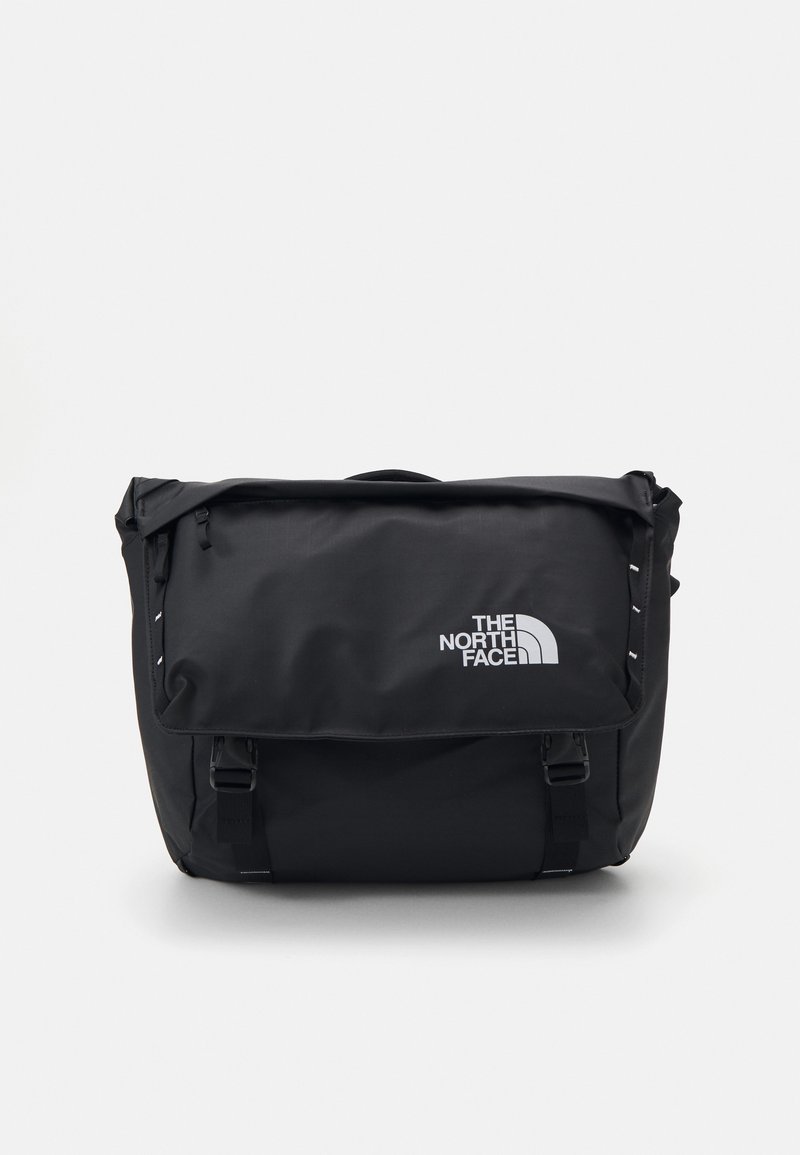 Borsa a tracolla nera realizzata in materiale resistente, con chiusura a pattina, logo argento, spallacci regolabili e design elegante e minimalista.