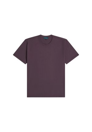 Donkerpaarse katoenen T-shirt met korte mouwen en ronde hals, plat gelegd op een witte achtergrond.