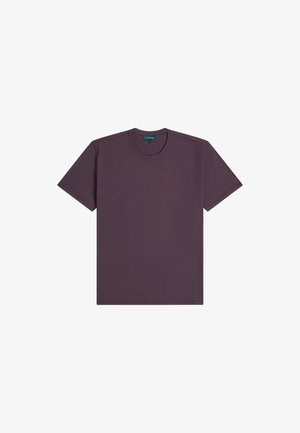 Donkerpaarse katoenen T-shirt met korte mouwen en ronde hals, plat gelegd op een witte achtergrond.