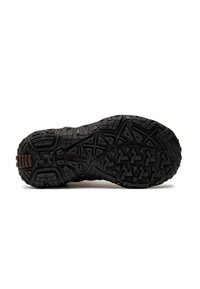 Suela de zapato Columbia negra y resistente con profundas ranuras y patrones de agarre texturizados, diseñados para tracción y durabilidad en exteriores.