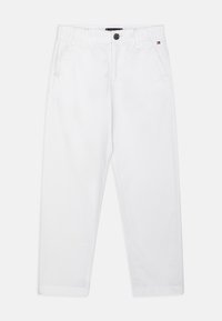 Białe bawełniane spodnie w luźnym kroju, z elastycznym pasem, kieszeniami z przodu i pojedynczym zapięciem na guzik.