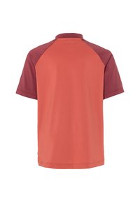 Polo a maniche corte con corpo corallo e maniche raglan bordeaux. Presenta un colletto e un tessuto liscio e leggero.