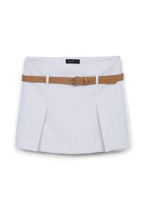 Mini gonna bianca con un design plissettato, una cintura in finta pelle marrone e una zip sul retro. Etichetta del marchio "CALLIOPE" visibile in vita.