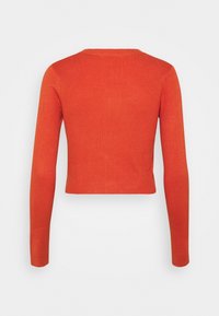 Rotes, geripptes, langärmliges Cropped-Top mit Rundhalsausschnitt. Verfügt über einen strukturierten Stoff und eine figurbetonte Silhouette, die die Ärmellänge und das Saumdesign zeigt.