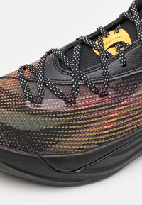 Puma ALL-PRO NITRO FIRE GLOW - Basketballsko - black/sun stream/sunset glow