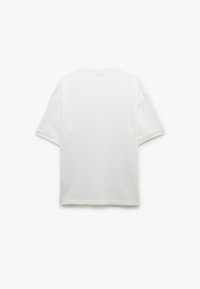 Hvid bomulds T-shirt med afslappet pasform, korte ærmer og klassisk rund halsudskæring. Glat tekstur uden synlige mønstre eller detaljer.