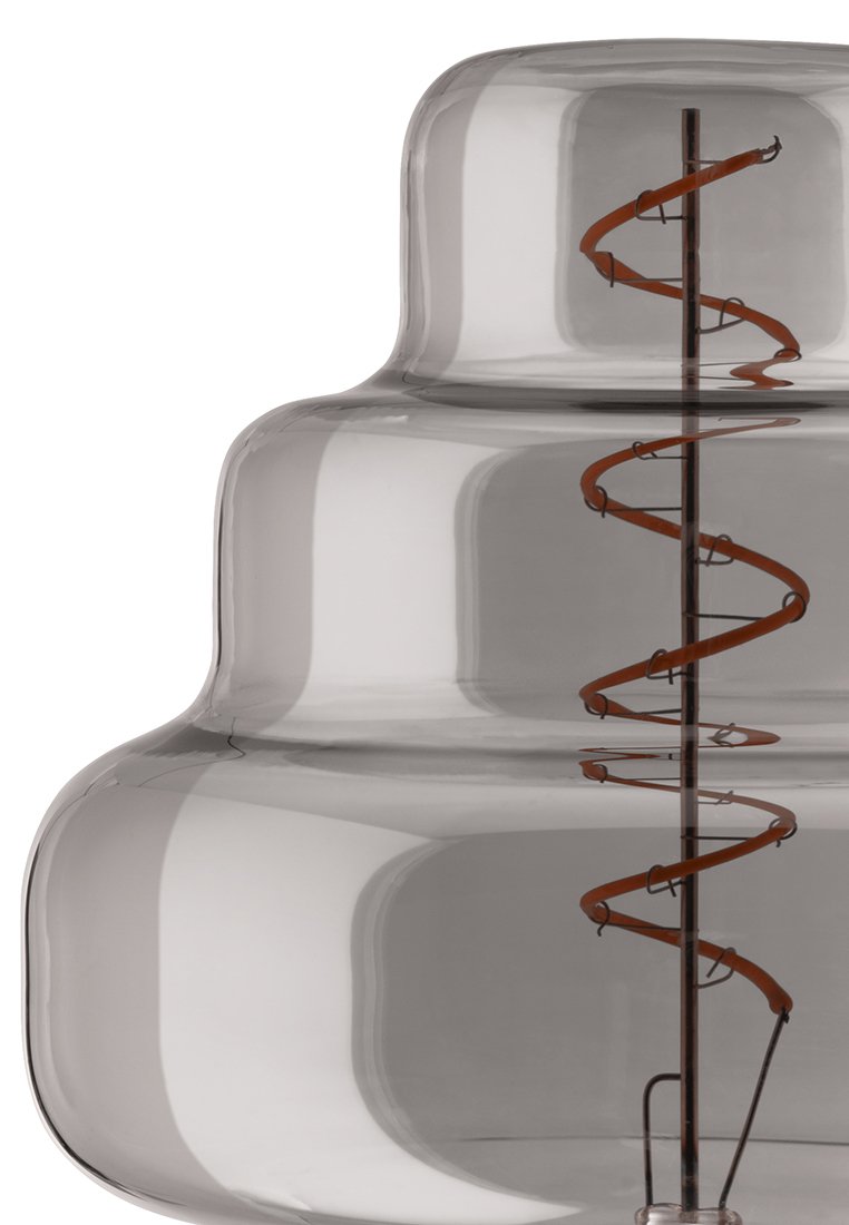 Transparenter Glasvase mit runder Form, ausgestattet mit einem spiralförmigen metallischen Akzent in Orange. Glatte Oberfläche und subtile Krümmung.