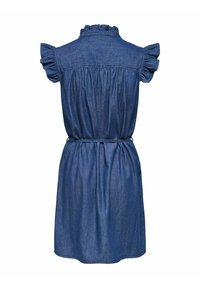 Robe en jean avec manches courtes à volants, taille froncée avec ceinture et col montant à volants, vue de dos sur fond blanc.