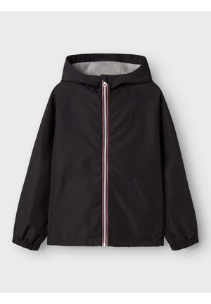 Veste noire à capuche avec fermeture éclair devant avec une bande rouge, blanche et bleue, poignets élastiques et poches avant, présentée sur fond uni.