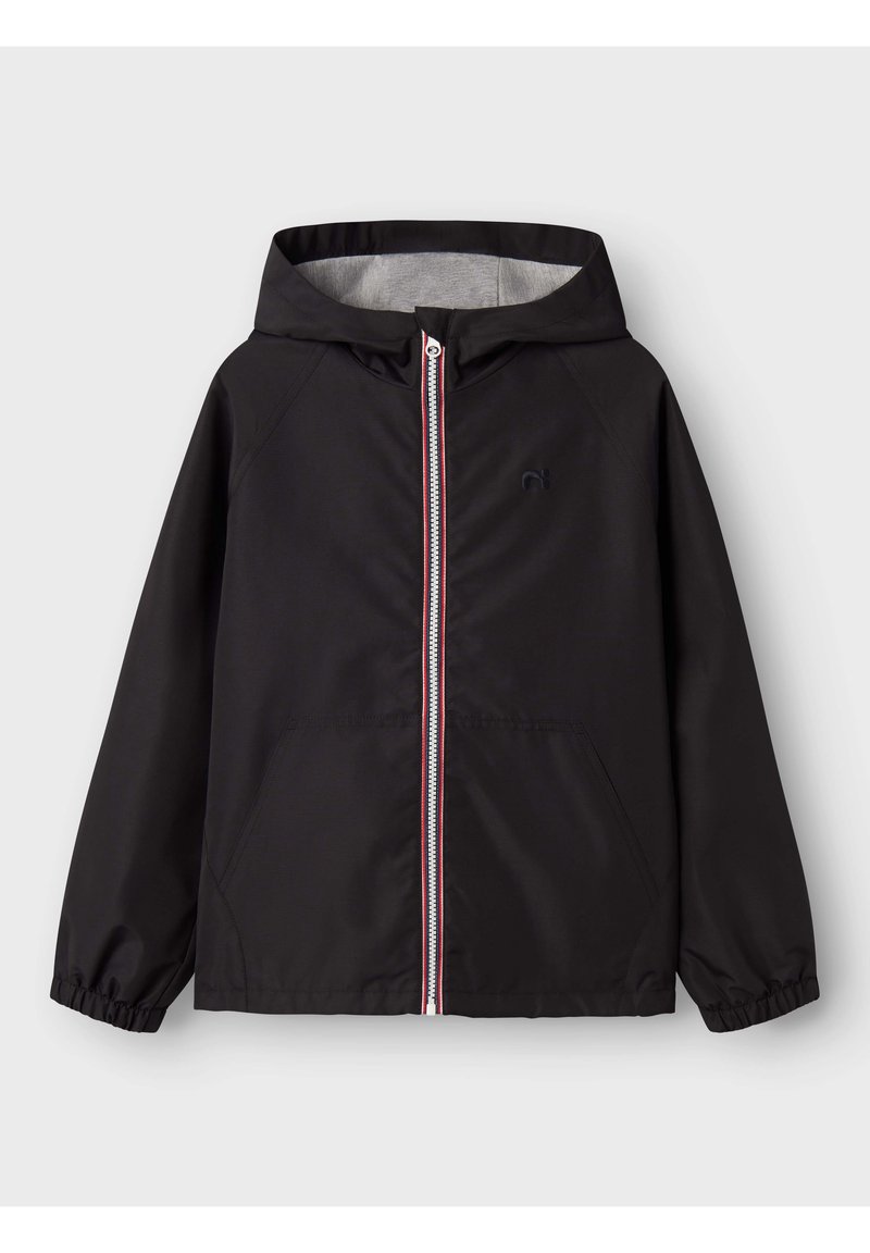 Veste noire à capuche avec fermeture éclair devant avec une bande rouge, blanche et bleue, poignets élastiques et poches avant, présentée sur fond uni.