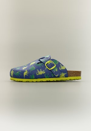 Sandale bleue à enfiler avec motifs de dinosaures verts, boucle jaune et semelle jaune texturée, avec une semelle intérieure en liège.