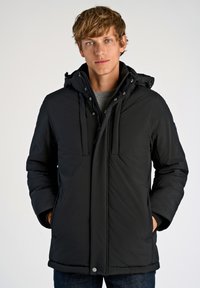 Musta eristetty takki hupulla, edessä vetoketjukiinnitys ja kaksi sivutaskua. Ominaisuuksiin kuuluvat säädettävät kiristysnauhat ja sileä pinta.