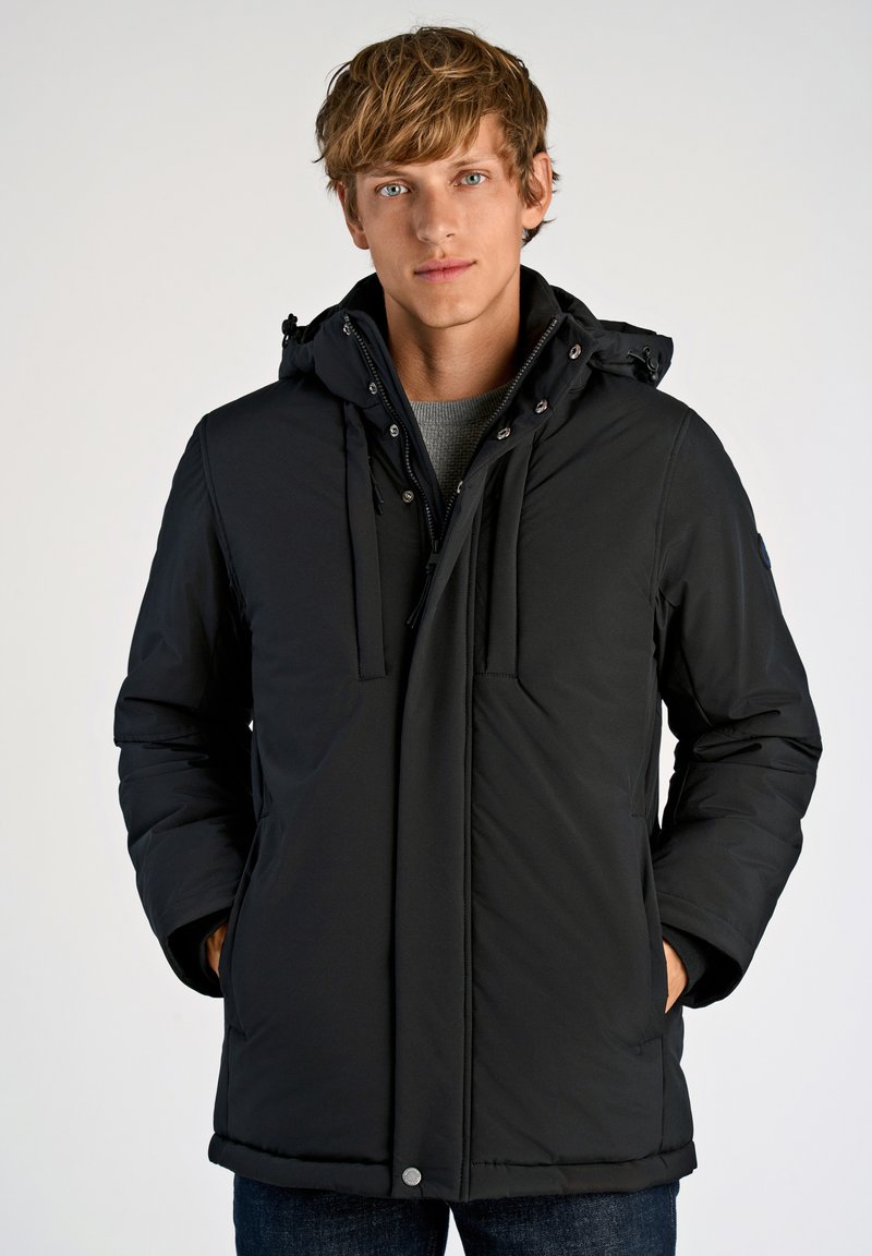 Musta eristetty takki hupulla, edessä vetoketjukiinnitys ja kaksi sivutaskua. Ominaisuuksiin kuuluvat säädettävät kiristysnauhat ja sileä pinta.