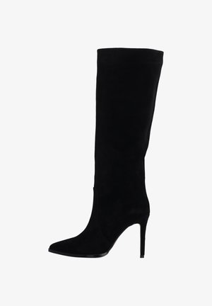 Wysokie czarne zamszowe botki na szpilce z wąskim noskiem i smukłym fasonem, o gładkiej fakturze i wysokości do kolan.