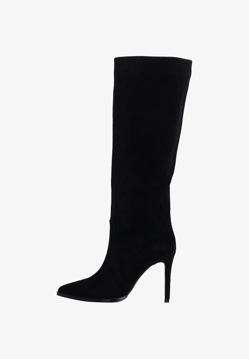 Wysokie czarne zamszowe botki na szpilce z wąskim noskiem i smukłym fasonem, o gładkiej fakturze i wysokości do kolan.