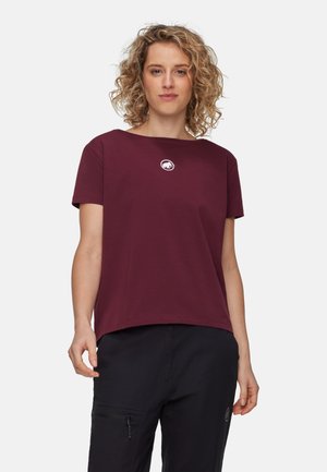 Bordeauxfarbendes T-Shirt mit rundem Ausschnitt und kurzen Ärmeln, das ein kleines weißes kreisförmiges Logo auf der Brust trägt. Schlicht und lässig geschnitten.