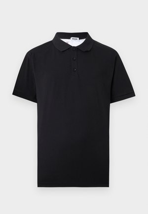 Tricou polo negru cu mâneci scurte, trei nasturi și guler, cu o etichetă vizibilă a brandului Moschino în interiorul gâtului.