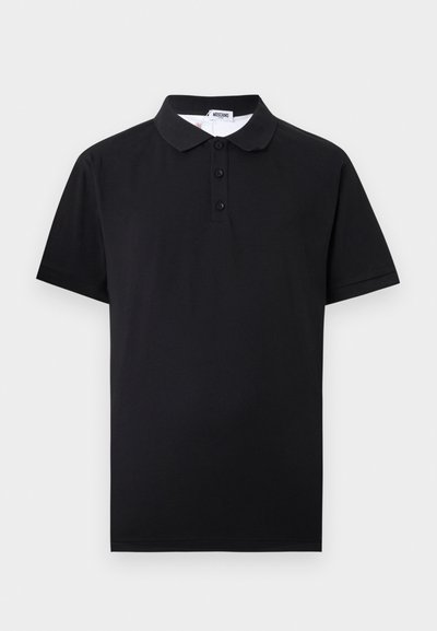 Polo noir à manches courtes avec trois boutons et un col, présentant une étiquette de marque Moschino visible à l'intérieur de l'encolure.