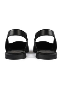 Sandalias de cuero negro con dos correas anchas, suelas planas y un diseño abierto en la parte trasera. Textura mate con un estilo minimalista y sin herrajes visibles.
