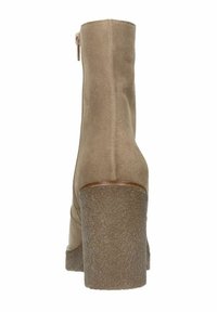 Beige suède enkellaarsjes met een hoge textuurhak, ritssluiting aan de achterkant en een gladde afwerking. De hakhoogte is ongeveer 10 cm.
