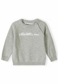 Svetlo siva pletena jopica z okroglim izrezom, dolgimi rokavi, rebrastimi manšetami in robom, z izvezenim napisom "živjo, mali" spredaj.