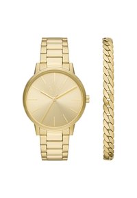 Montre dorée avec un cadran lisse et mat, des marqueurs d'heure minimalistes et un bracelet en maillons métalliques assorti ; accompagnée d'un bracelet en chaîne dorée.