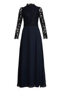 Navy sininen lattian mittainen mekko, jossa on tiukka pitsipuku, korkea kaula-aukko ja pitkät pitsihihat. Sujuvasti laskeutuva hame, jossa on sivuaukko.