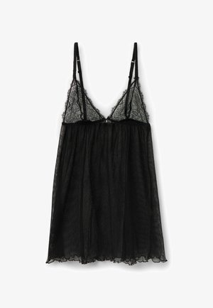 Schlafanzug aus schwarzem Stoff mit Spitzenbesatz, feinen Falten, dünnen verstellbaren Trägern und einem lockeren Schnitt, der eine weiche, leichte Textur zur Schau stellt.