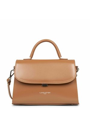 Borsa in pelle beige con un design strutturato, manico superiore, tracolla rimovibile e chiusura a pattina. Presenta finiture in metallo argentato.