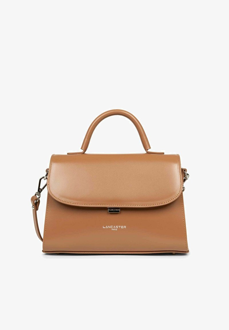 Sac à main en cuir tan avec un design structuré, une poignée supérieure, une bandoulière amovible et un rabat de fermeture. Présente du matériel en ton argent.