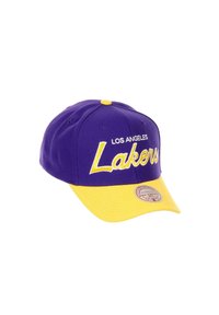 Gorra de béisbol morada con visera amarilla, con el texto bordado "LOS ANGELES Lakers" en blanco, que cuenta con un botón redondo en la parte superior y agujeros de ventilación.