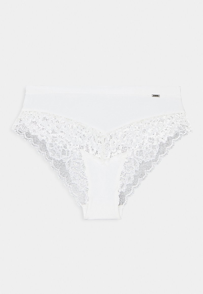 Culotte en coton blanc avec des dentelles le long de la taille et des ouvertures de jambes ; présente des bords festonnés et une finition lisse.