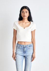 Tommy Jeans NECKLINE DETAIL  - Jednoduché tričko - ancient white