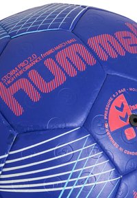 Rund blå fotboll med röd branding. Texturerad yta med en hybriddesign, vita diagonala ränder och hexagonala paneler.