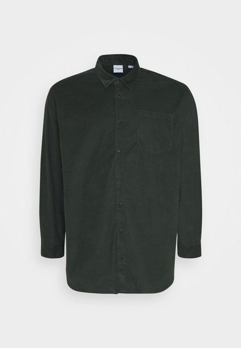 Camisa de pana verde oscuro con mangas largas, cierre de botones en la parte delantera y un único bolsillo en el pecho. Presenta un tejido texturizado y un diseño de cuello clásico.