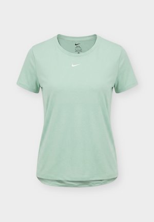 Világoszöld Nike Dri-FIT rövid ujjú, kerek nyakú sportpóló, fehér Nike Swoosh logóval a mellkas közepén.