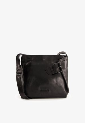 Schwarze Leder-Crossbody-Tasche mit glatter Textur, verstellbarem Riemen mit Schnalle und einem kleinen Logo-Schild auf der Vorderseite.