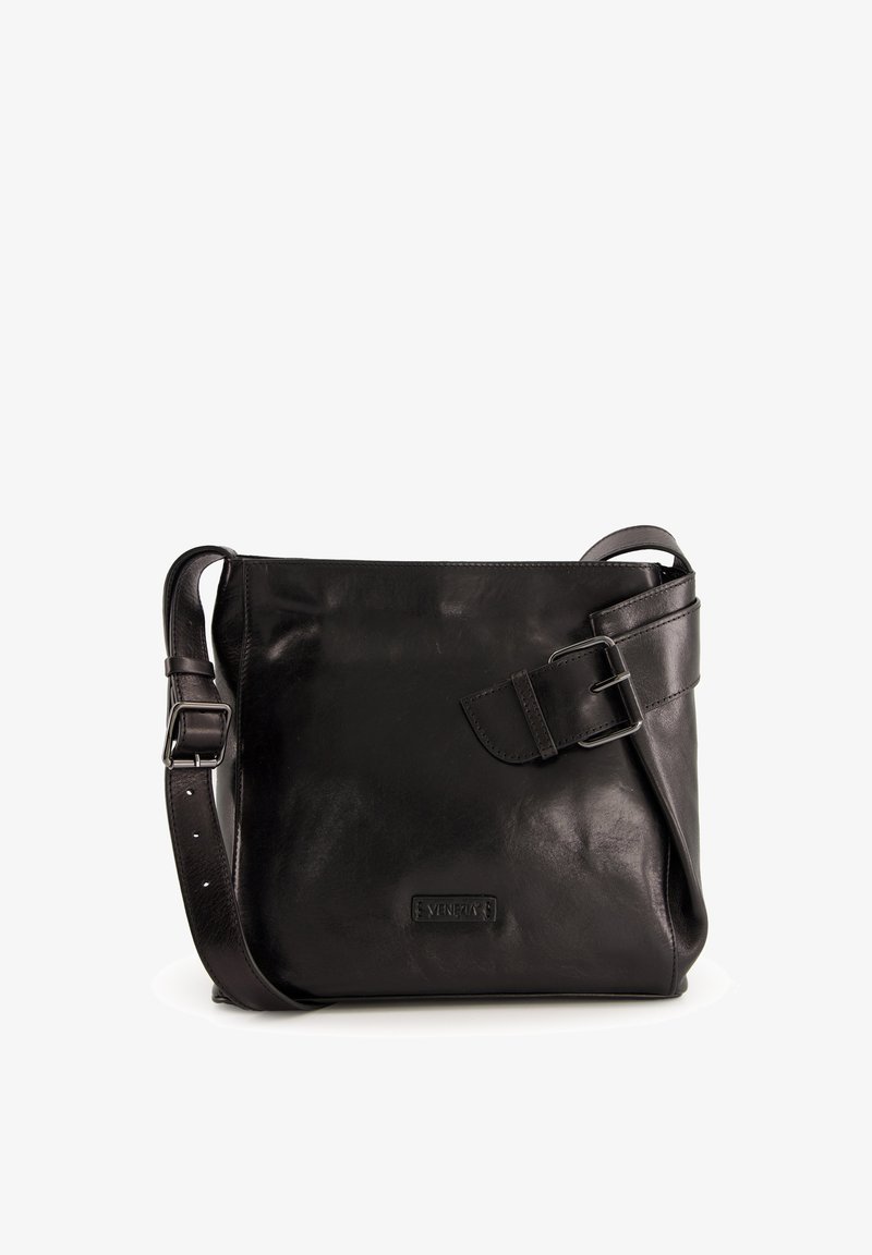 Sort læder crossbody taske med en glat tekstur, justerbar rem med spænde og en lille logo plade på forsiden.