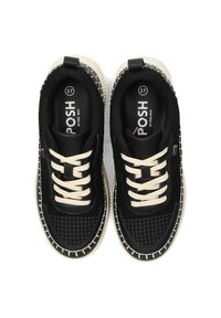 Zapatillas negras con parte superior de tejido, cordones crema y suela de goma. Presenta costuras en contraste alrededor del borde y un logotipo de la marca en la plantilla.