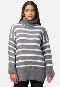 Grau-weißer gestreifter Rollkragenpullover mit lockerer Passform, gerippten Bündchen und einem strukturierten Strickmuster. Weicher Stoff, entspannte Silhouette.