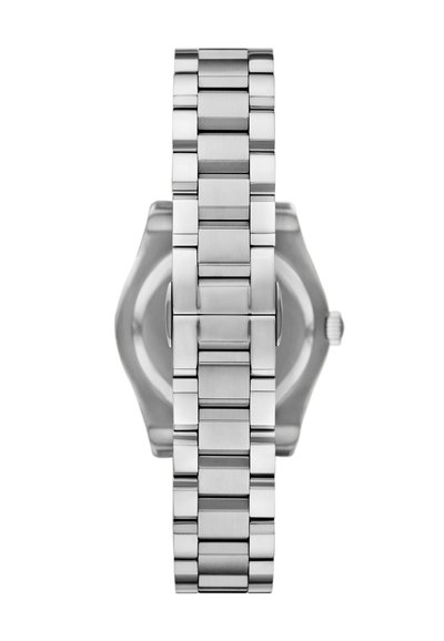 Silverfärgad rostfri stålarmbandsur med en slät och polerad kedja samt en rund urtavla. Designen har borstad och glänsande metallelement.