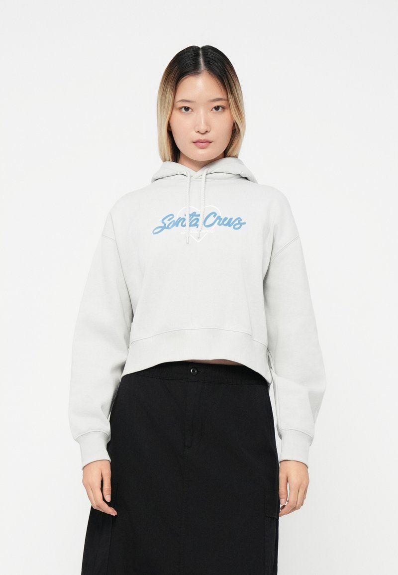 Felpa corta grigia chiara in cotone, con il logo blu "Santa Cruz". Maniche lunghe e design con cappuccio regolabile con cordino.