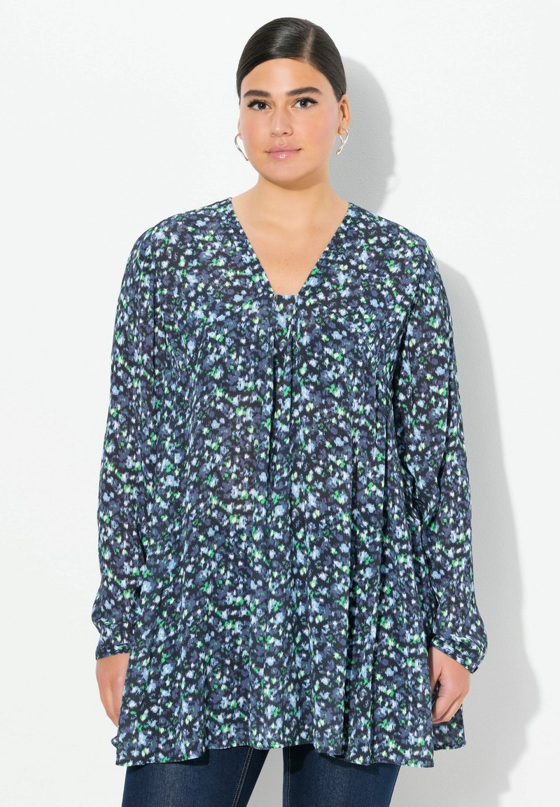 Blomstrede navy bluse med lange ærmer, V-hals og sammensyningsdetaljer. Med et flerfarvet print med strejf af grøn og blå. Let stof.